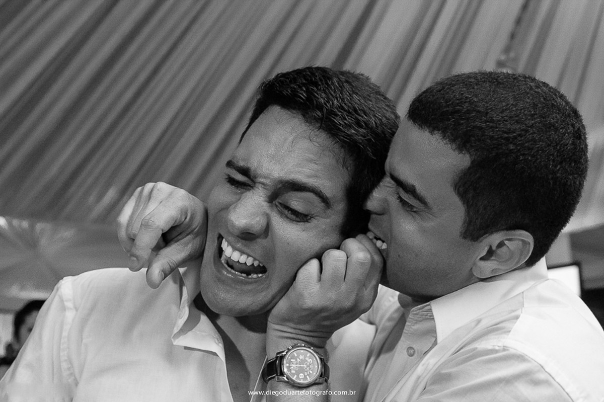 foto do noivo com amigo, fotografia criativa, cerimônia de casamento, igreja evangélica,  casamento na igreja cristã, fotógrafo de casamento RJ, Tijuca, fotógrafo criativo, Rio de janeiro