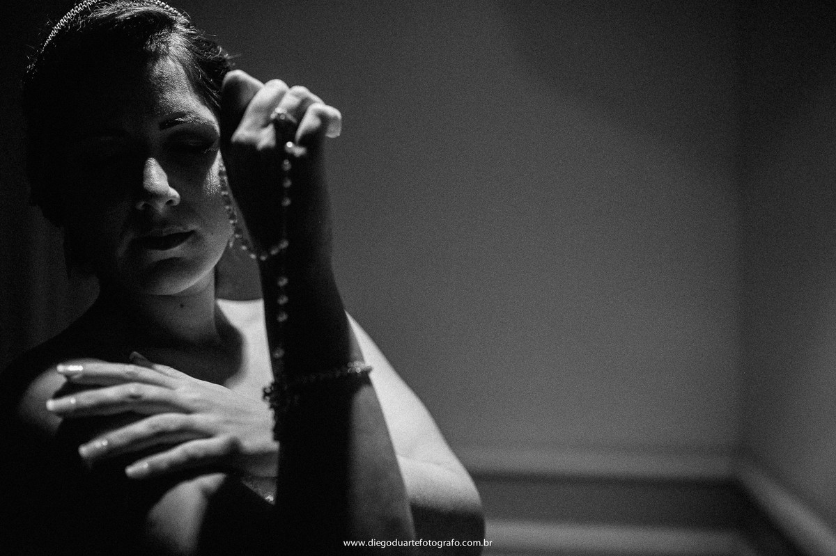 noiva católica, noiva com terço, dia da noiva, igreja evangélica,  casamento na igreja cristã, fotógrafo de casamento RJ, Tijuca, fotógrafo criativo, Rio de janeiro