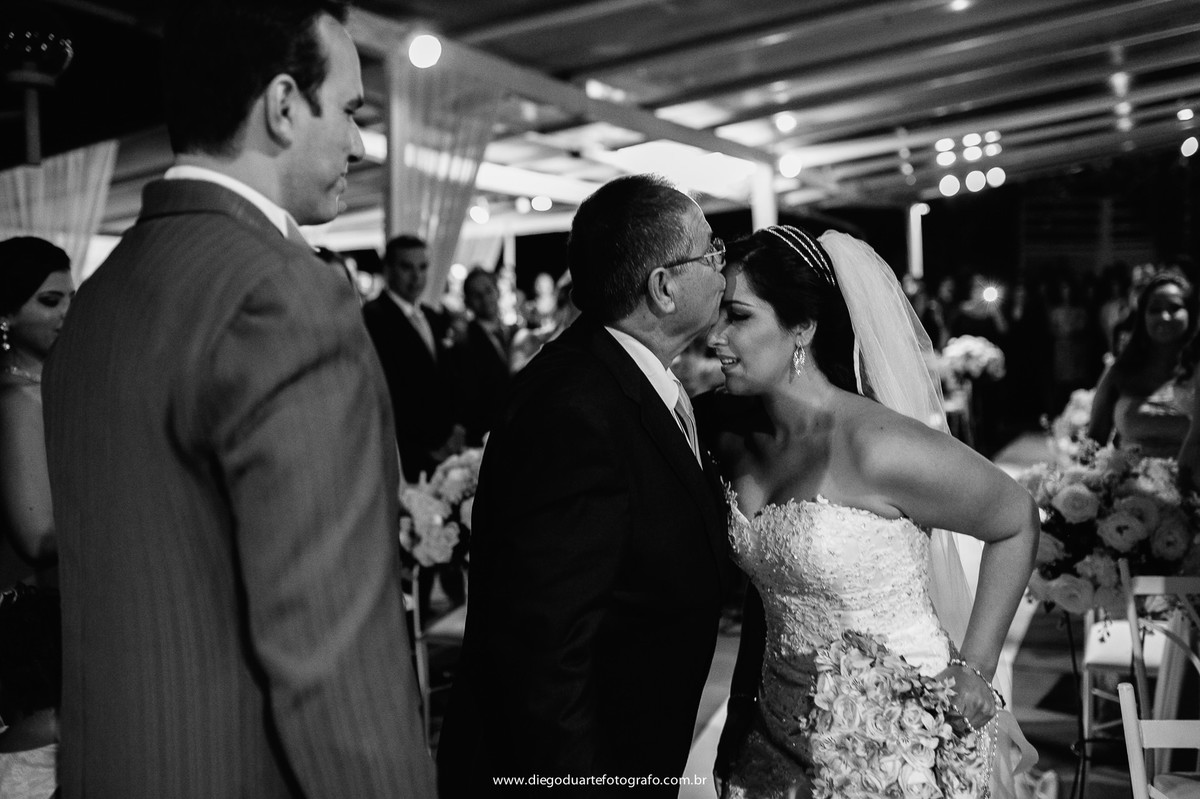 foto da benção do pai da noiva, noivo olhando, cerimônia de casamento, igreja evangélica,  casamento na igreja cristã, fotógrafo de casamento RJ, Tijuca, fotógrafo criativo, Rio de janeiro