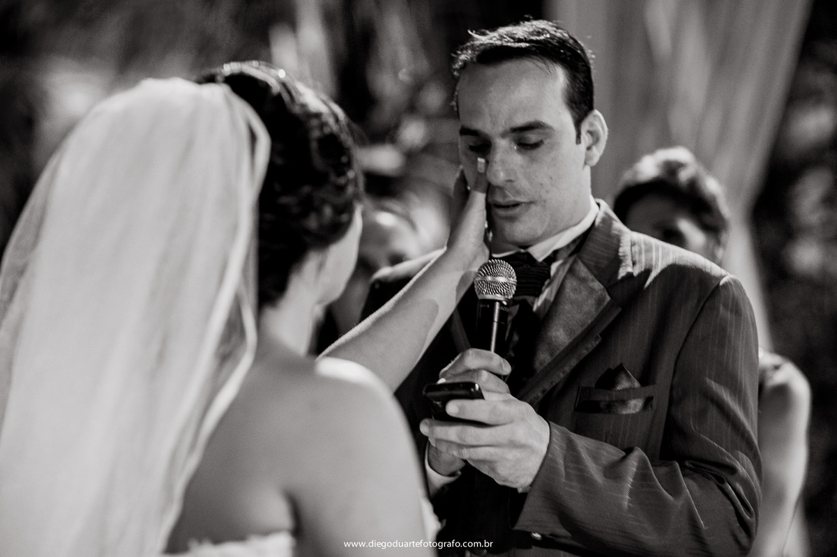 emoção dos noivos, noivo chorando, noiva enxuga lagrimas, cerimônia de casamento, igreja evangélica,  casamento na igreja cristã, fotógrafo de casamento RJ, Tijuca, fotógrafo criativo, Rio de janeiro