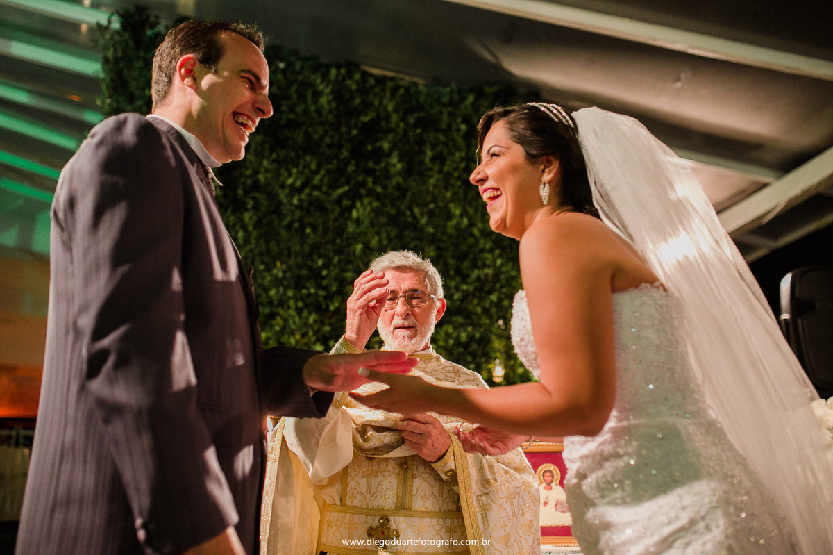 noivos sorrindo no altar, noivos de mãos dadas, cerimônia de casamento, igreja evangélica,  casamento na igreja cristã, fotógrafo de casamento RJ, Tijuca, fotógrafo criativo, Rio de janeiro