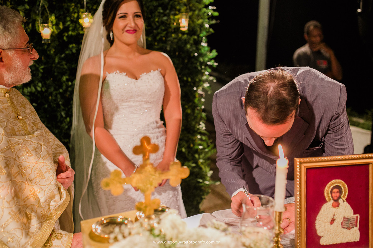 noivo assinando certidão de casamento, vestido de noiva, noiva sorridente, cerimônia de casamento, igreja evangélica,  casamento na igreja cristã, fotógrafo de casamento RJ, Tijuca, fotógrafo criativo, Rio de janeiro