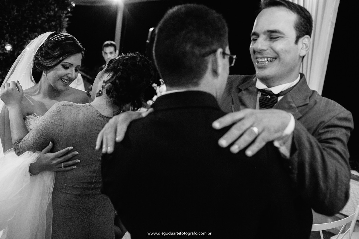 noivos cumprimentando padrinhos, noivos felizes, vestido de noiva rj, cerimônia de casamento, igreja evangélica,  casamento na igreja cristã, fotógrafo de casamento RJ, Tijuca, fotógrafo criativo, Rio de janeiro
