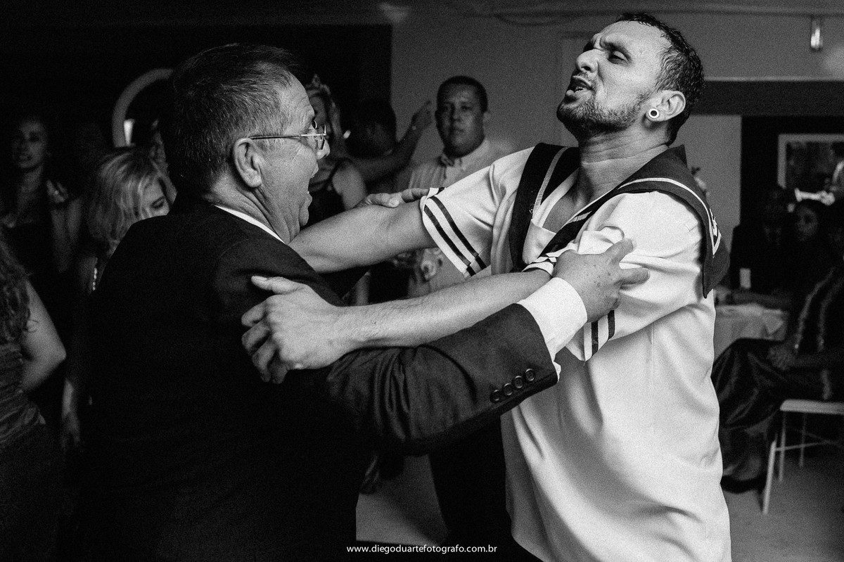convidados do casamento brincando, cerimônia de casamento, igreja evangélica,  casamento na igreja cristã, fotógrafo de casamento RJ, Tijuca, fotógrafo criativo, Rio de janeiro