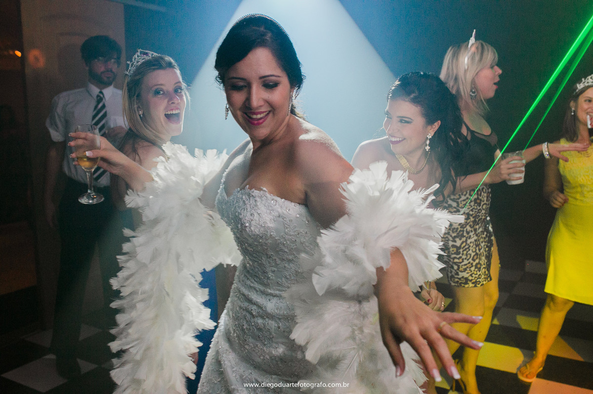 noiva dançando no casamento, noiva linda, vestido de casamento, noiva animada, pista de dança, cerimônia de casamento, igreja evangélica,  casamento na igreja cristã, fotógrafo de casamento RJ, Tijuca, fotógrafo criativo, Rio de janeiro