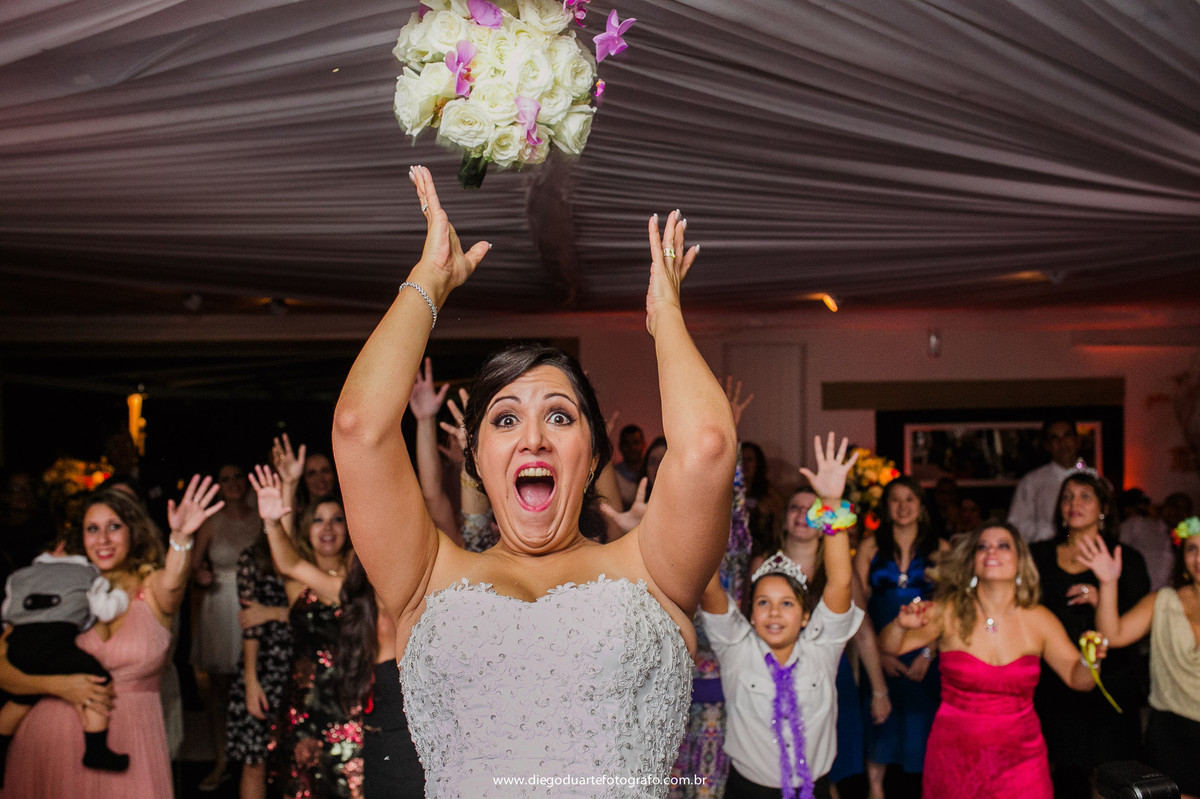 noiva jogando seu bouquet de casamento para convidados, bouquet da noiva, modelo de bouquet, cerimônia de casamento, igreja evangélica,  casamento na igreja cristã, fotógrafo de casamento RJ, Tijuca, fotógrafo criativo, Rio de janeiro