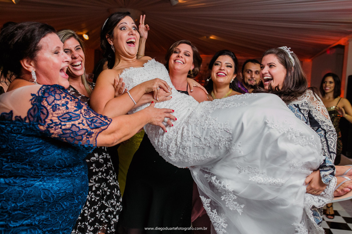 madrinhas levantam a noiva no colo, vestido de noiva, noiva linda, casamento animado, cerimônia de casamento, igreja evangélica,  casamento na igreja cristã, fotógrafo de casamento RJ, Tijuca, fotógrafo criativo, Rio de janeiro