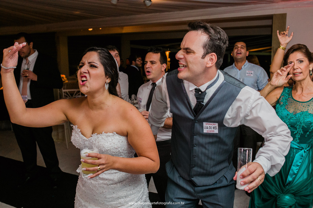 noivos se divertindo no casamento, noiva felliz, noiva cantando, vestido de noiva, noivo feliz, cerimônia de casamento, igreja evangélica,  casamento na igreja cristã, fotógrafo de casamento RJ, Tijuca, fotógrafo criativo, Rio de janeiro