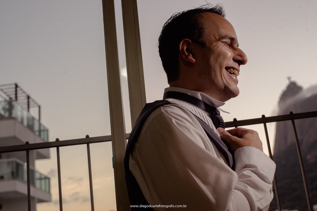 making of do noivo, noivo se arrumando, igreja evangélica,  casamento na igreja cristã, fotógrafo de casamento RJ, Tijuca, fotógrafo criativo, Rio de janeiro