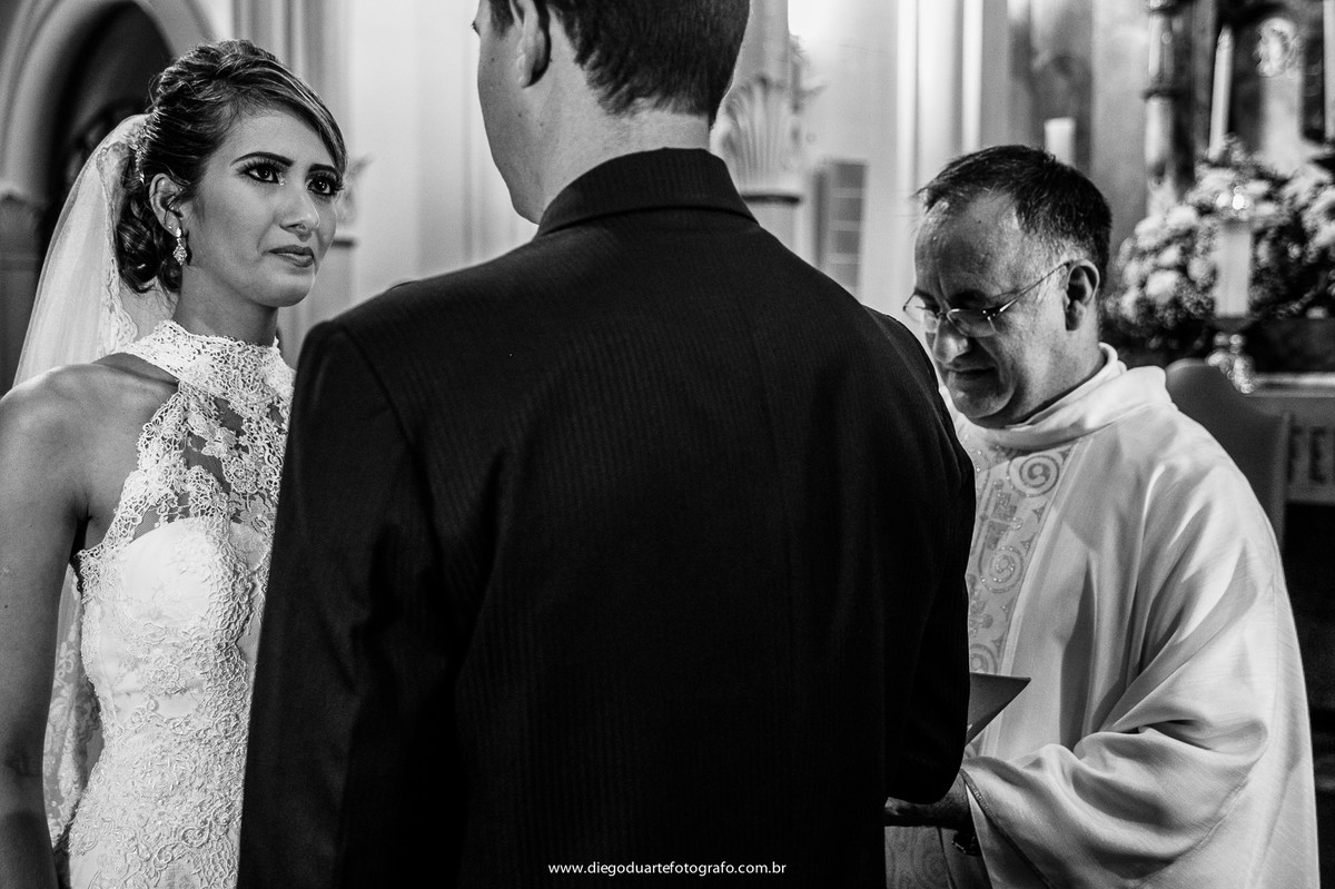 noivos se olhando, padre na cerimônia, igreja evangélica,  casamento na igreja cristã, fotógrafo de casamento RJ, Tijuca, fotógrafo criativo, Rio de janeiro