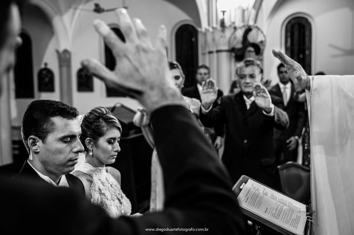 orando pelos noivos, casamento católico, noivos no altar,  igreja evangélica,  casamento na igreja cristã, fotógrafo de casamento RJ, Tijuca, fotógrafo criativo, Rio de janeiro