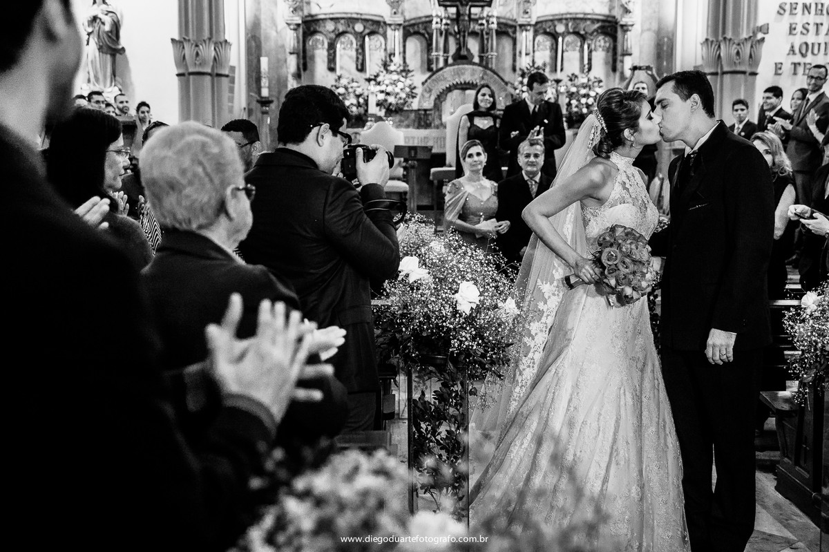 beijo dos noivos, igreja católica, igreja evangélica,  casamento na igreja cristã, fotógrafo de casamento RJ, Tijuca, fotógrafo criativo, Rio de janeiro