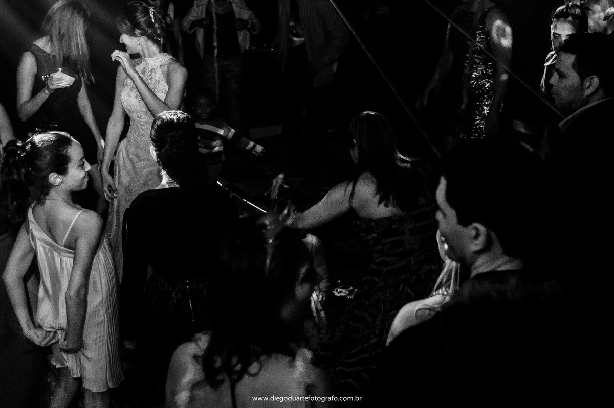 noiva dançando na pista de casamento, vestido de noiva, igreja evangélica,  casamento na igreja cristã, fotógrafo de casamento RJ, Tijuca, fotógrafo criativo, Rio de janeiro