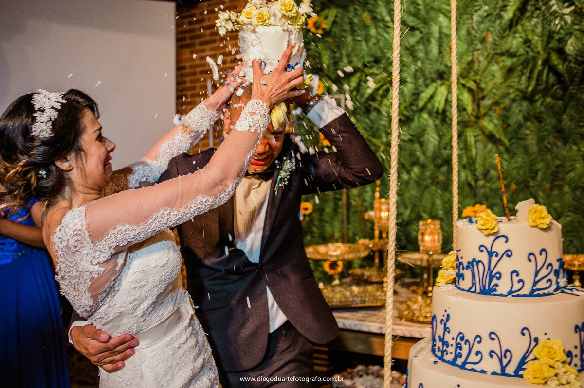 bolo de casamento na cabeca do noivo, vestido de noiva, igreja evangélica,  casamento na igreja cristã, fotógrafo de casamento RJ, Tijuca, fotógrafo criativo, Rio de janeiro