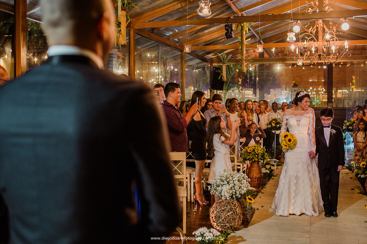 noivo olhando noiva entrando, vestido de noiva, convidados, igreja evangélica,  casamento na igreja cristã, fotógrafo de casamento RJ, Tijuca, fotógrafo criativo, Rio de janeiro