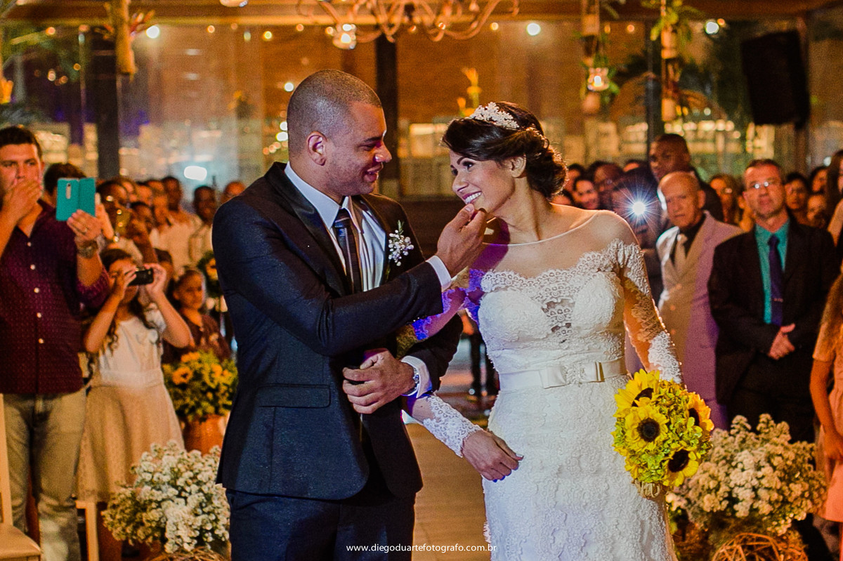 carinho entre noivos na cerimônia de casamento, igreja evangélica,  casamento na igreja cristã, fotógrafo de casamento RJ, Tijuca, fotógrafo criativo, Rio de janeiro