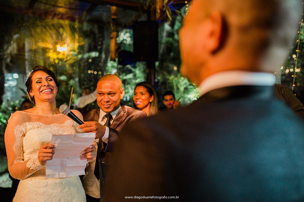 votos para noiva, vestido de noiva, noivos rindo, igreja evangélica,  casamento na igreja cristã, fotógrafo de casamento RJ, Tijuca, fotógrafo criativo, Rio de janeiro