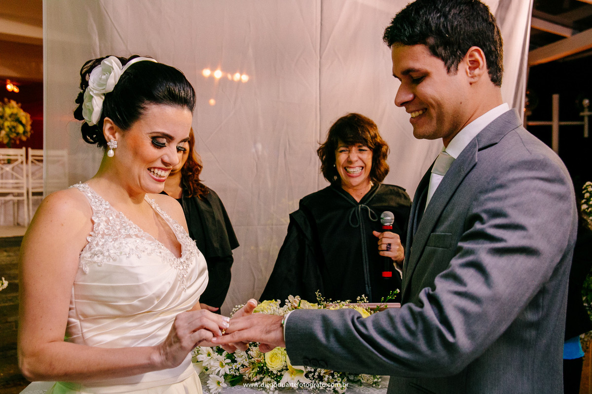 noivos trocando aliança de casamento, vestido de noiva, igreja evangélica,  casamento na igreja cristã, fotógrafo de casamento RJ, Tijuca, fotógrafo criativo, Rio de janeiro