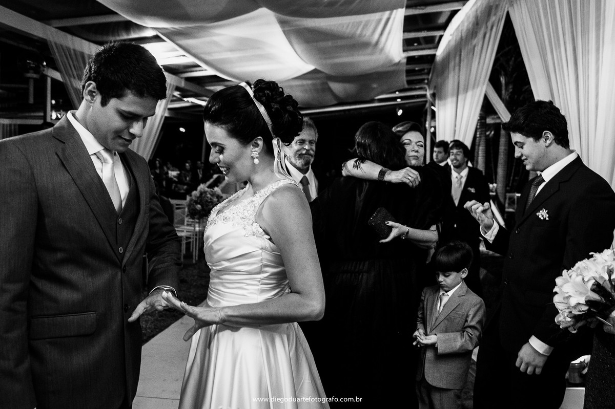 noivos olhando as alianças de casamento, igreja evangélica,  casamento na igreja cristã, fotógrafo de casamento RJ, Tijuca, fotógrafo criativo, Rio de janeiro