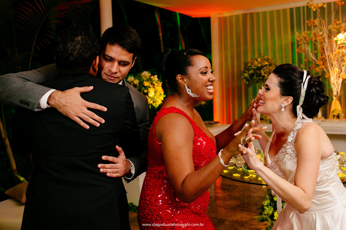 abraço entre noivos e padrinhos no casamento rj, vestido de madrinhas, vestido de noiva, felicidade, igreja evangélica,  casamento na igreja cristã, fotógrafo de casamento RJ, Tijuca, fotógrafo criativo, Rio de janeiro