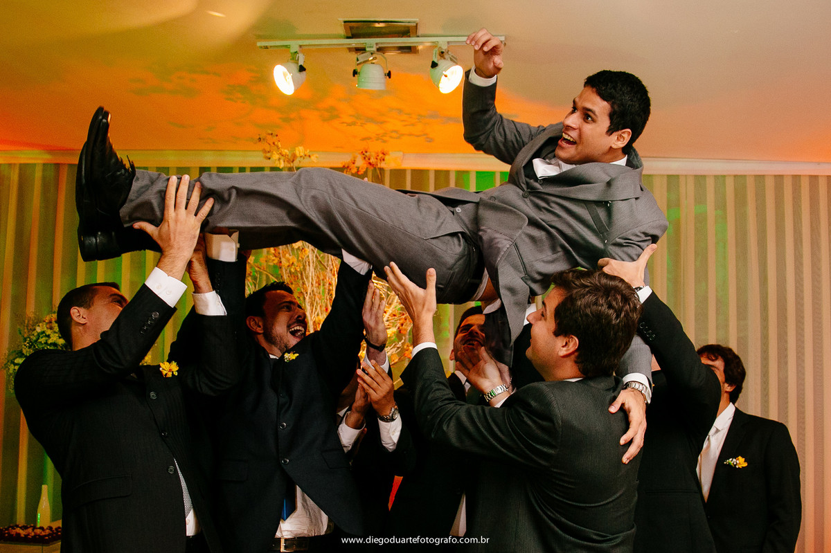 padrinhos e noivos, diversão, jogando noivo para o alto, igreja evangélica,  casamento na igreja cristã, fotógrafo de casamento RJ, Tijuca, fotógrafo criativo, Rio de janeiro