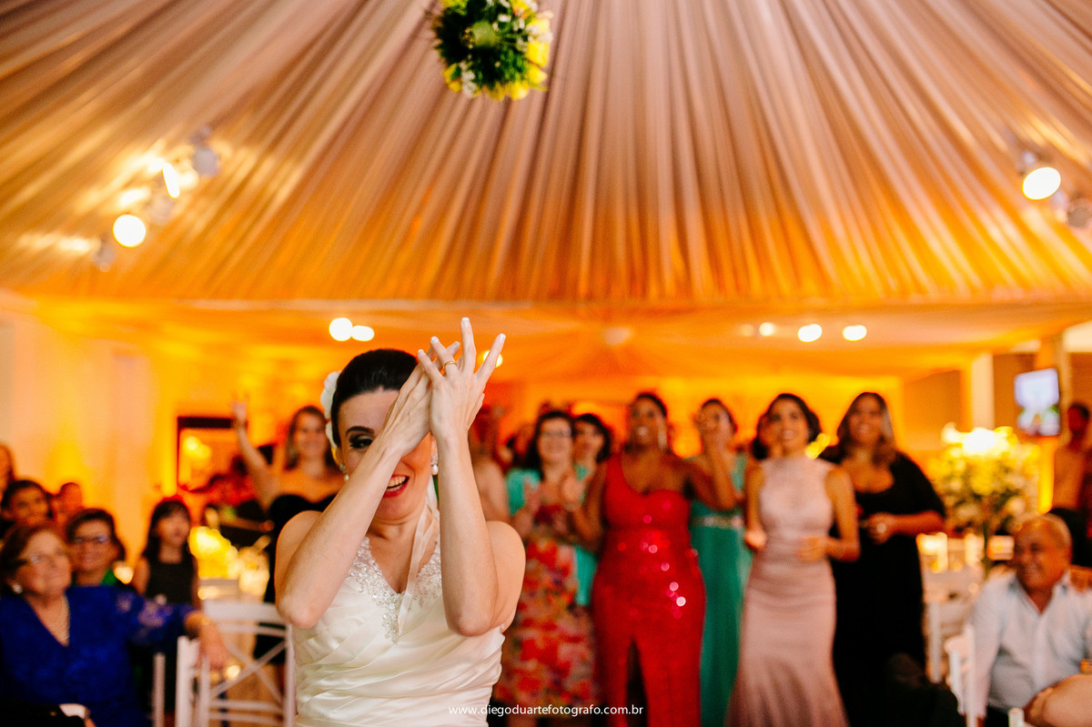 noiva jogando bouquet, bouquet rj, vestido de noiva, igreja evangélica,  casamento na igreja cristã, fotógrafo de casamento RJ, Tijuca, fotógrafo criativo, Rio de janeiro