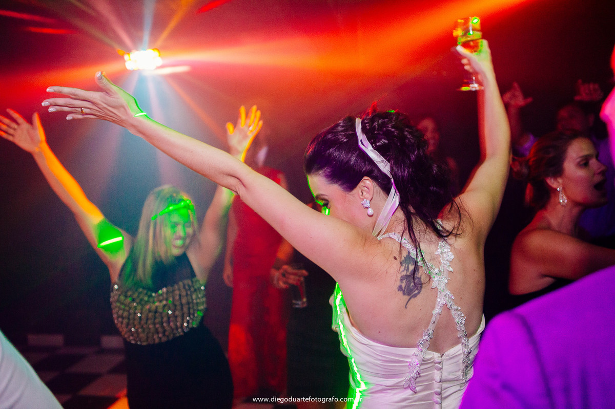 noiva animando a pista de danca, vestido de noiva, igreja evangélica,  casamento na igreja cristã, fotógrafo de casamento RJ, Tijuca, fotógrafo criativo, Rio de janeiro