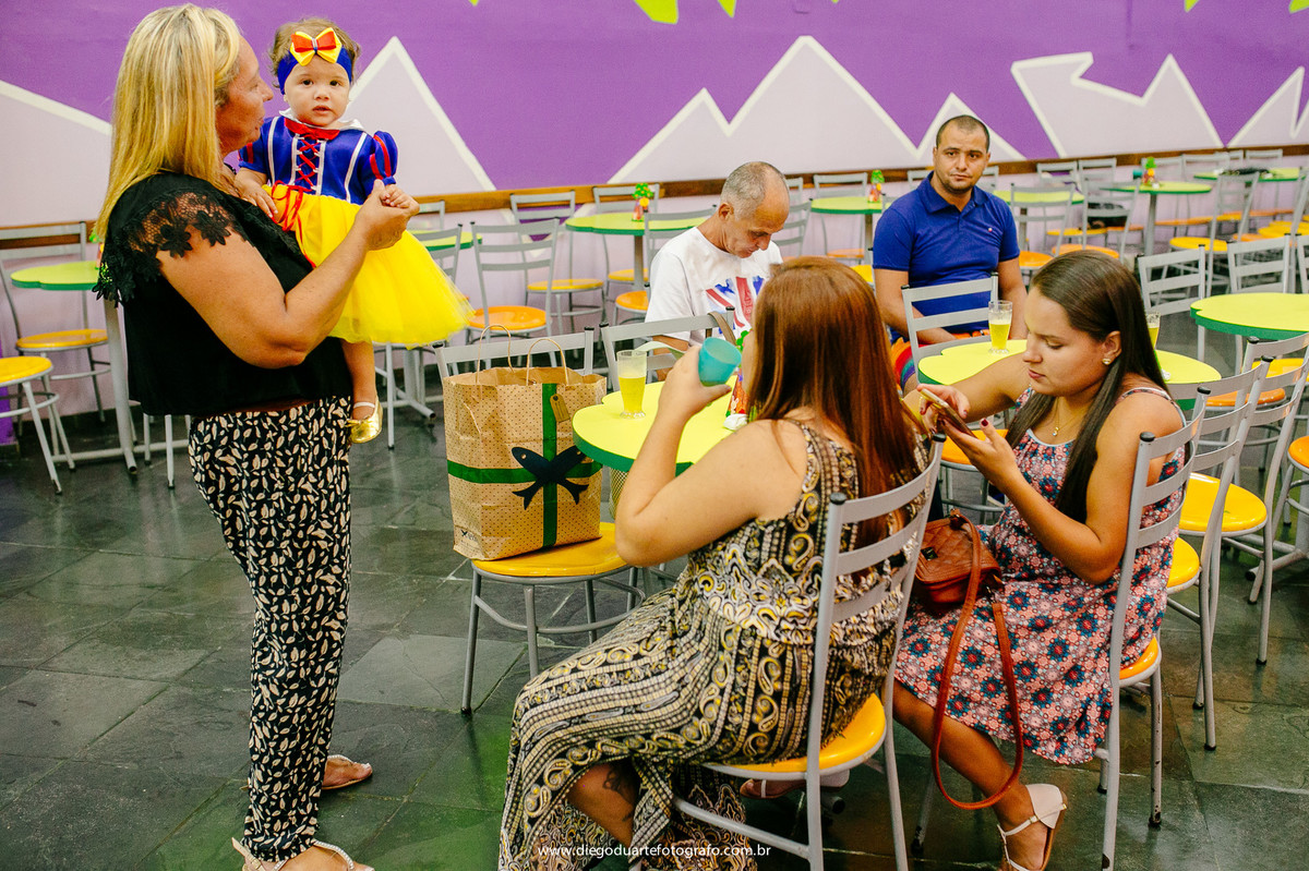 roupa da branca de neve, personagem vivo, festa de um ano, decoracao branca de neve, fotografia infantil, branca de neve, fotografo infantil, casa de festa na tiuca, mesa da branca de neve, casa de festa festarte, 