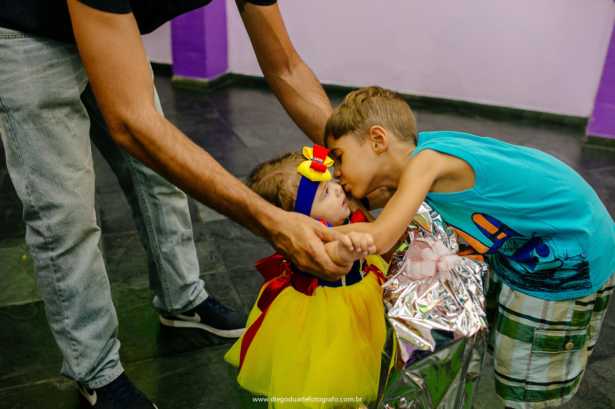 roupa da branca de neve, personagem vivo, festa de um ano, decoracao branca de neve, fotografia infantil, branca de neve, fotografo infantil, casa de festa na tiuca, mesa da branca de neve, casa de festa festarte, 