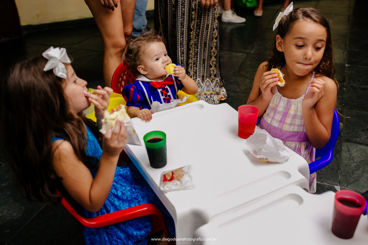 roupa da branca de neve, personagem vivo, festa de um ano, decoracao branca de neve, fotografia infantil, branca de neve, fotografo infantil, casa de festa na tiuca, mesa da branca de neve, casa de festa festarte, 