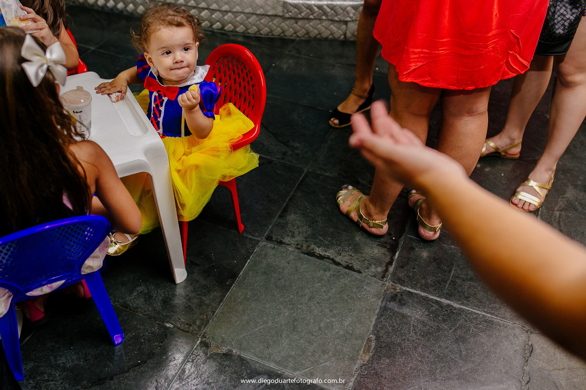 roupa da branca de neve, personagem vivo, festa de um ano, decoracao branca de neve, fotografia infantil, branca de neve, fotografo infantil, casa de festa na tiuca, mesa da branca de neve, casa de festa festarte, 