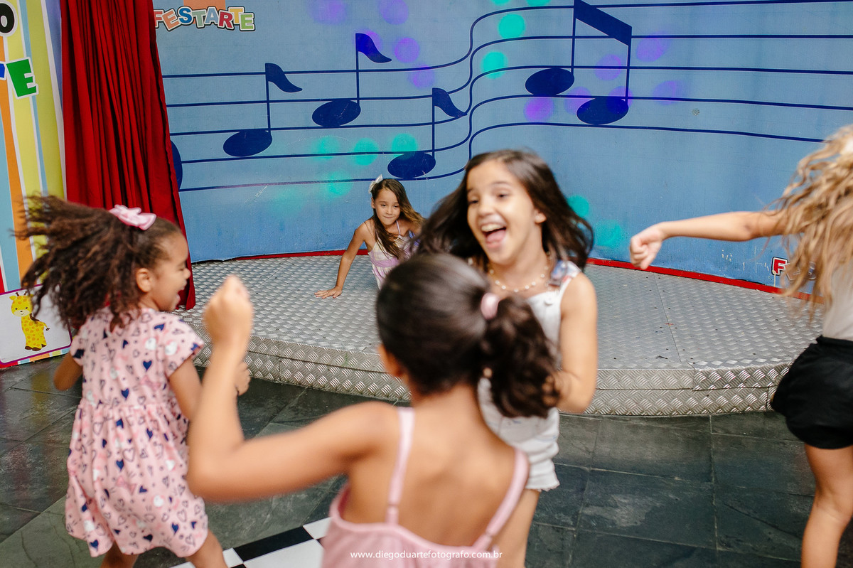 roupa da branca de neve, personagem vivo, festa de um ano, decoracao branca de neve, fotografia infantil, branca de neve, fotografo infantil, casa de festa na tiuca, mesa da branca de neve, casa de festa festarte, 