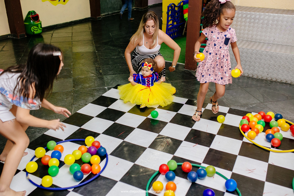 roupa da branca de neve, personagem vivo, festa de um ano, decoracao branca de neve, fotografia infantil, branca de neve, fotografo infantil, casa de festa na tiuca, mesa da branca de neve, casa de festa festarte, 