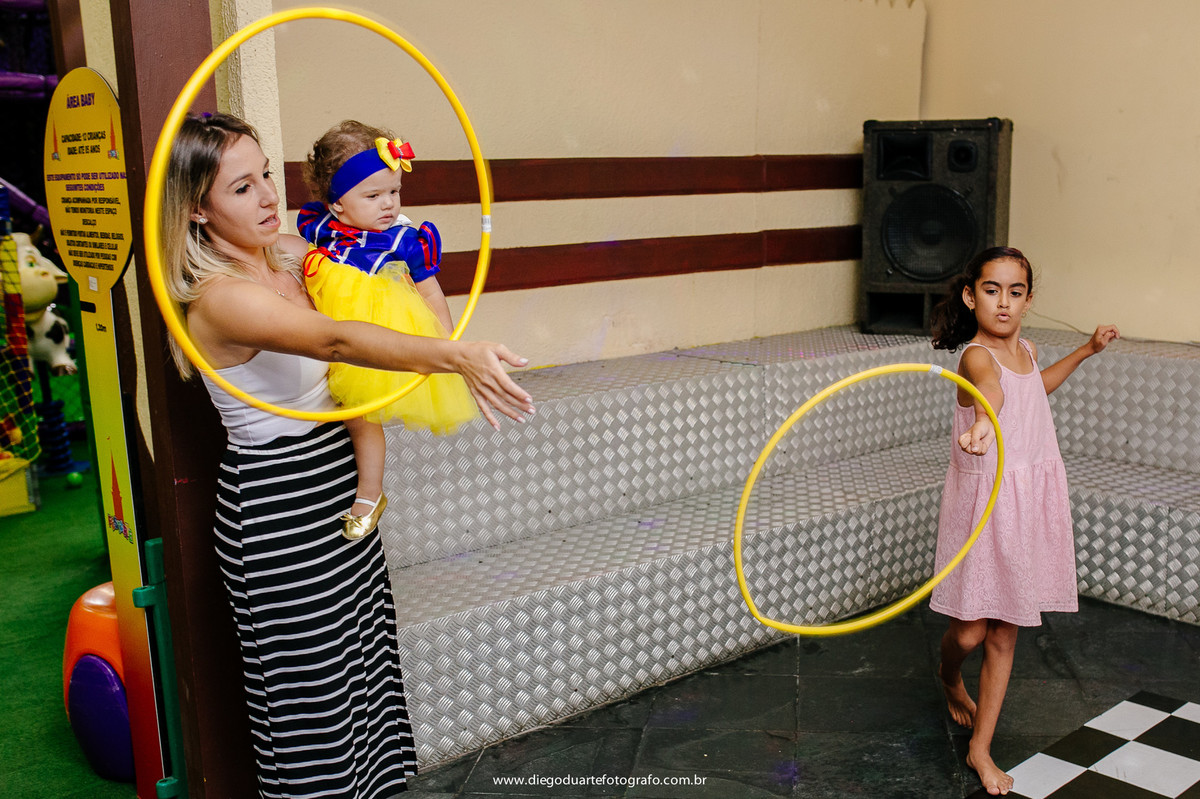 roupa da branca de neve, personagem vivo, festa de um ano, decoracao branca de neve, fotografia infantil, branca de neve, fotografo infantil, casa de festa na tiuca, mesa da branca de neve, casa de festa festarte, 
