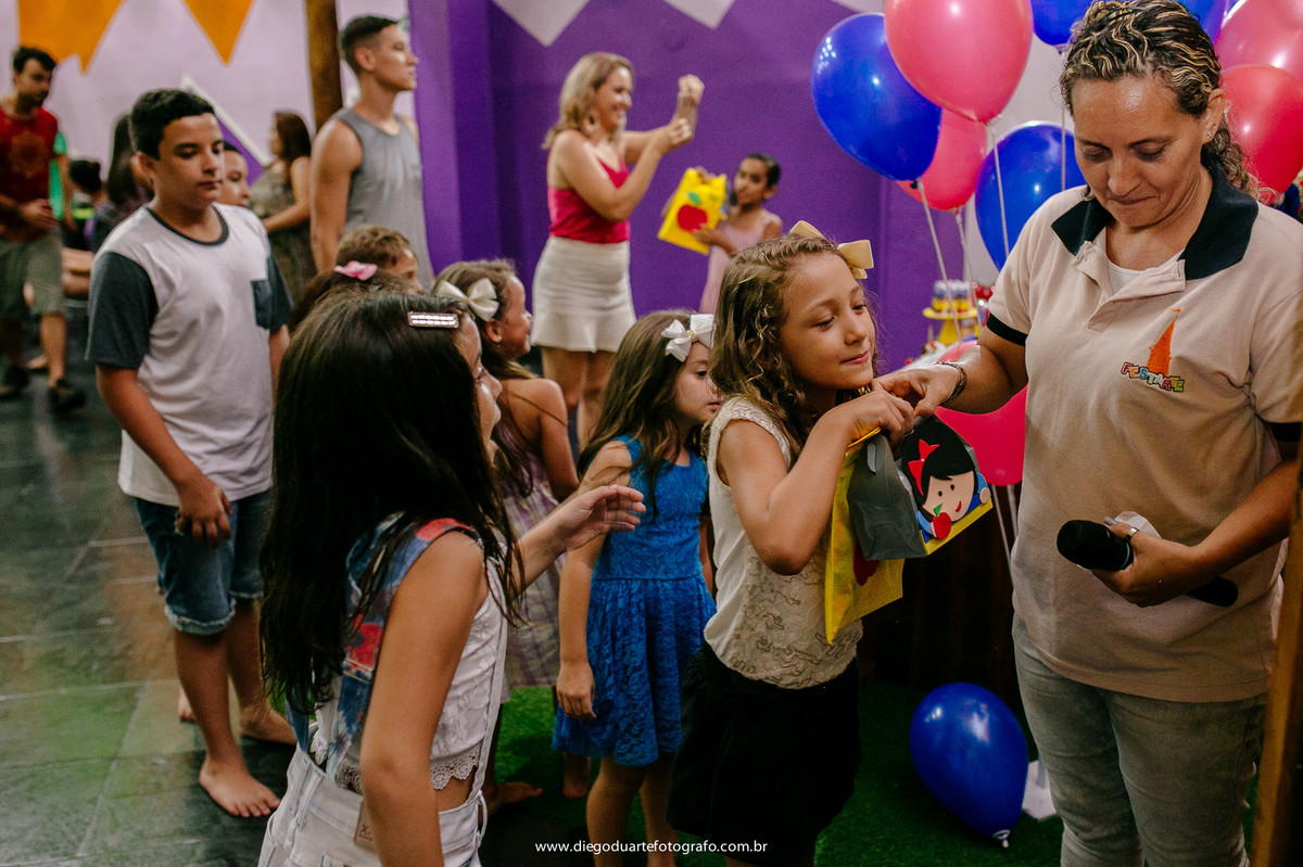 roupa da branca de neve, personagem vivo, festa de um ano, decoracao branca de neve, fotografia infantil, branca de neve, fotografo infantil, casa de festa na tiuca, mesa da branca de neve, casa de festa festarte, 