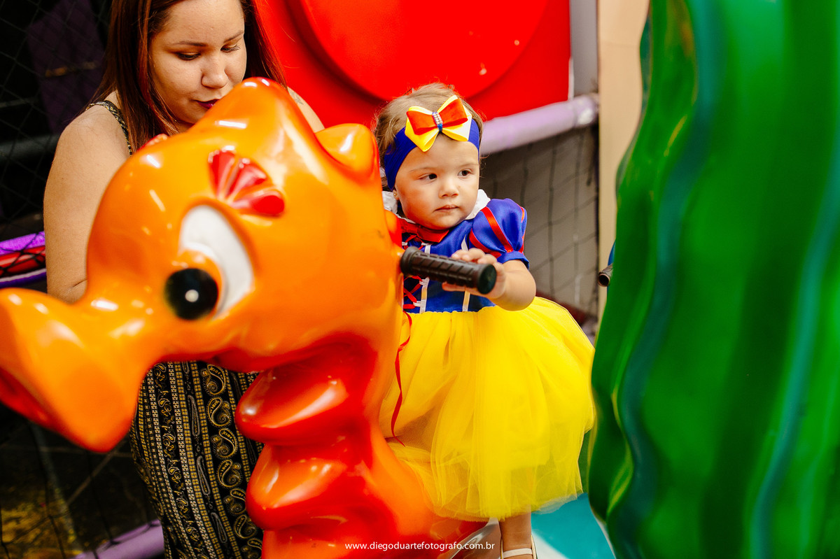roupa da branca de neve, personagem vivo, festa de um ano, decoracao branca de neve, fotografia infantil, branca de neve, fotografo infantil, casa de festa na tiuca, mesa da branca de neve, casa de festa festarte, 