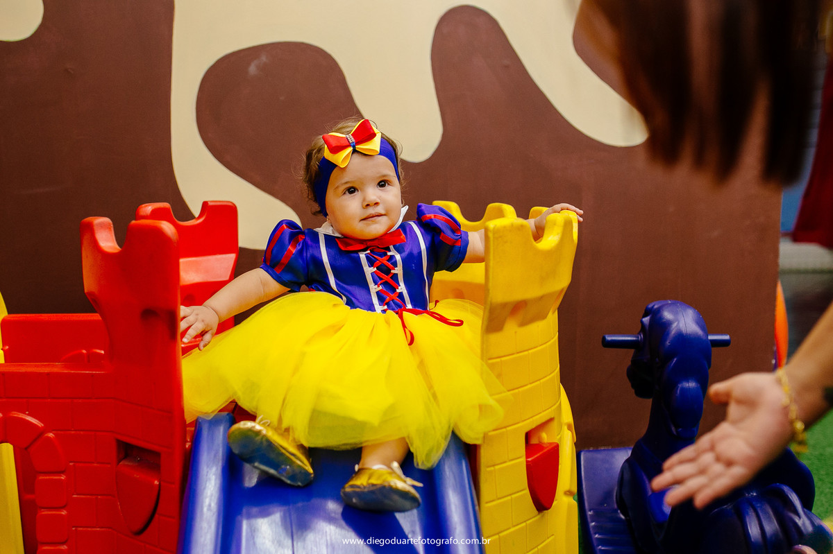 roupa da branca de neve, personagem vivo, festa de um ano, decoracao branca de neve, fotografia infantil, branca de neve, fotografo infantil, casa de festa na tiuca, mesa da branca de neve, casa de festa festarte, 