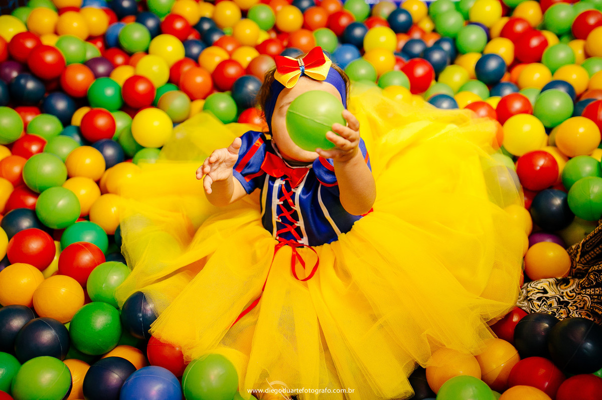 roupa da branca de neve, personagem vivo, festa de um ano, decoracao branca de neve, fotografia infantil, branca de neve, fotografo infantil, casa de festa na tiuca, mesa da branca de neve, casa de festa festarte, 