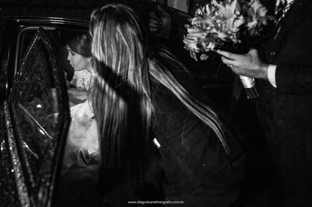 cerimonialista ajudando a noiva no casamento,  casamento na igreja católica, fotógrafo de casamento RJ, Tijuca, fotógrafo criativo, Rio de janeiro