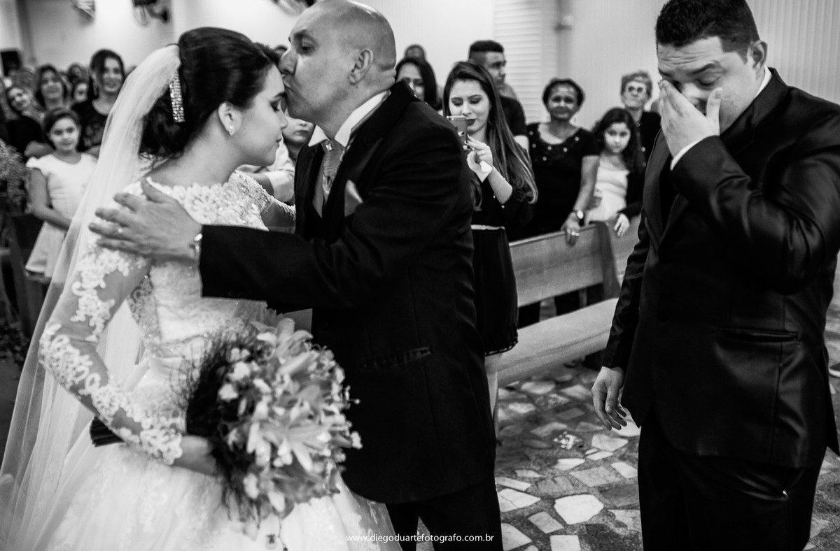 vestido de noiva, pai dando beijo na noiva, noivo chorando,  casamento na igreja católica, fotógrafo de casamento RJ, Tijuca, fotógrafo criativo, Rio de janeiro