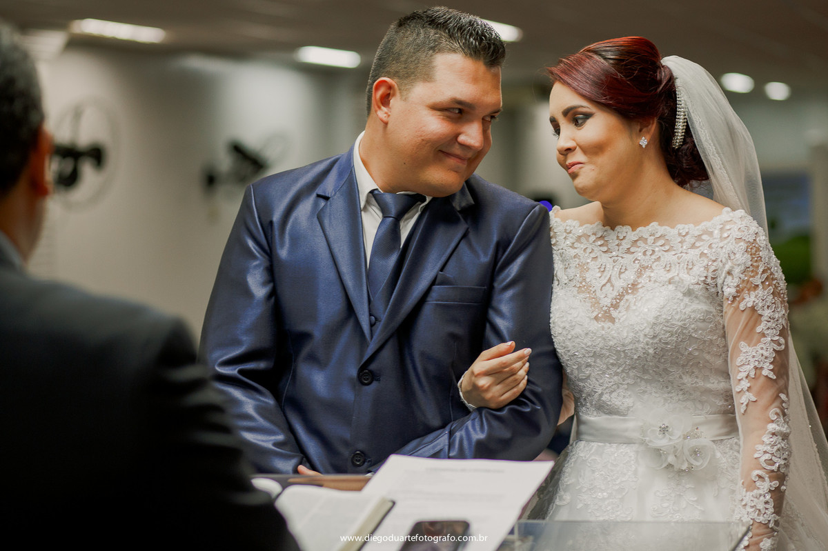 noivos se olhando no altar,  casamento na igreja católica, fotógrafo de casamento RJ, Tijuca, fotógrafo criativo, Rio de janeiro