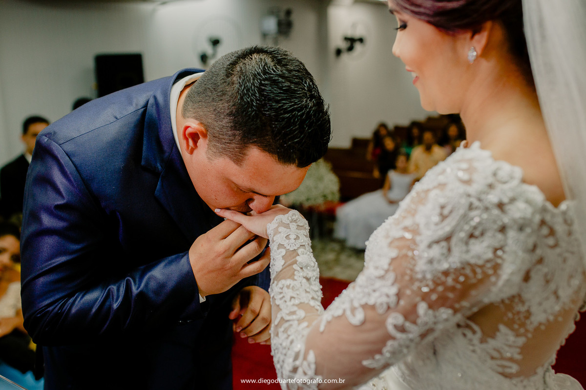 noivo beijando as mãos da noiva ,  casamento na igreja católica, fotógrafo de casamento RJ, Tijuca, fotógrafo criativo, Rio de janeiro