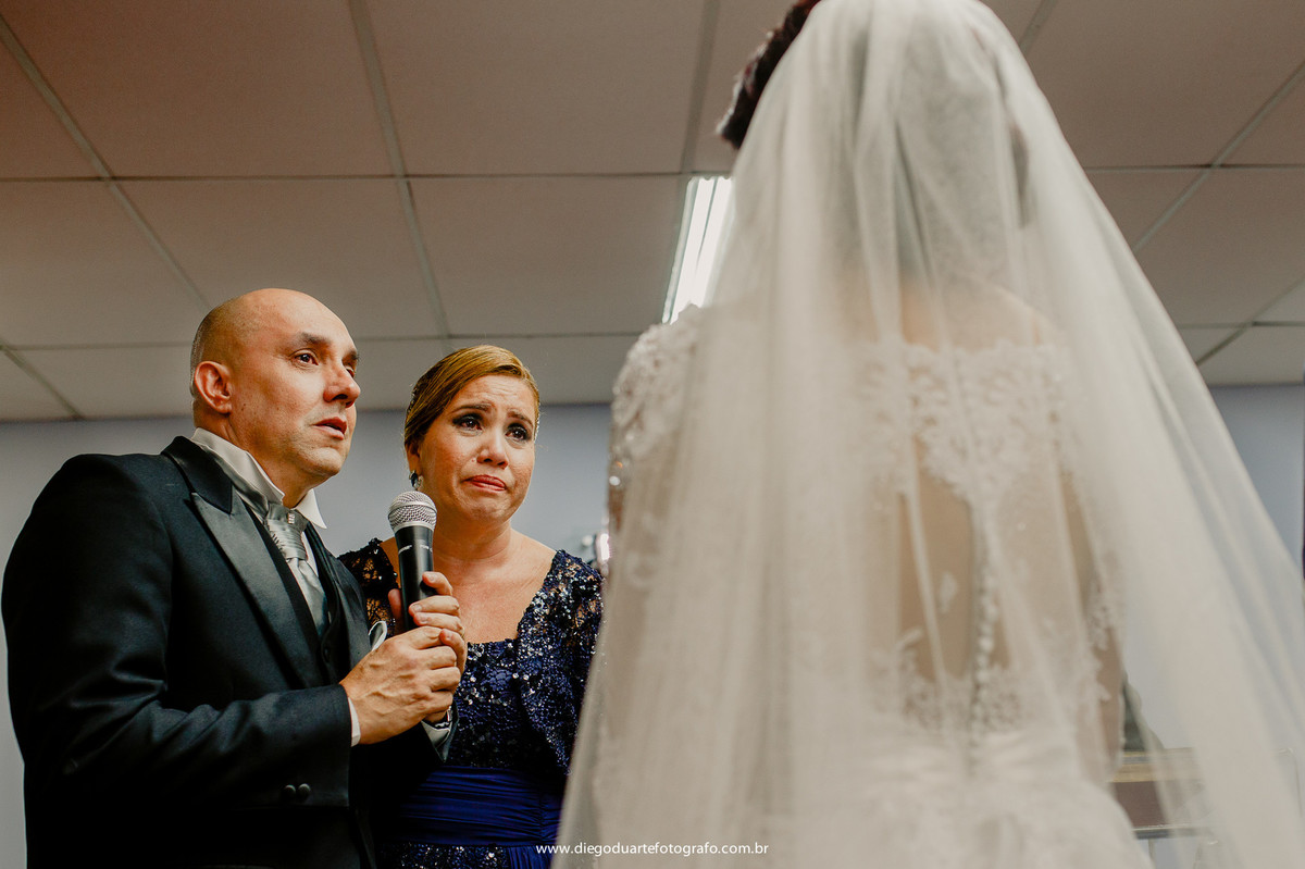 pais da noiva, orando, vestido de noiva, chorando,  casamento na igreja católica, fotógrafo de casamento RJ, Tijuca, fotógrafo criativo, Rio de janeiro
