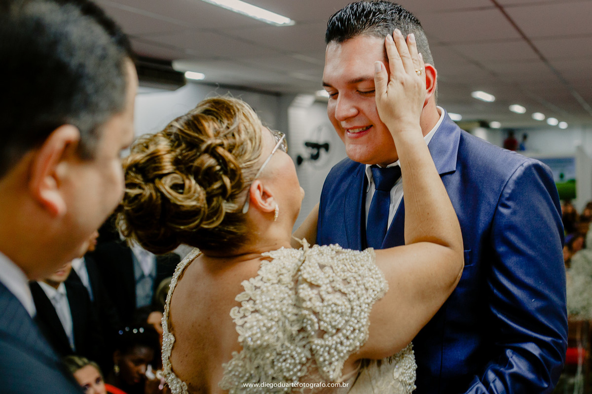 noivo e mãe, carinho no casamento, pais do noivo,  casamento na igreja católica, fotógrafo de casamento RJ, Tijuca, fotógrafo criativo, Rio de janeiro 