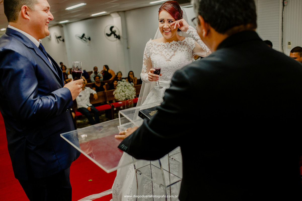 noiva chorando, pastor, emoção,  casamento na igreja católica, fotógrafo de casamento RJ, Tijuca, fotógrafo criativo, Rio de janeiro