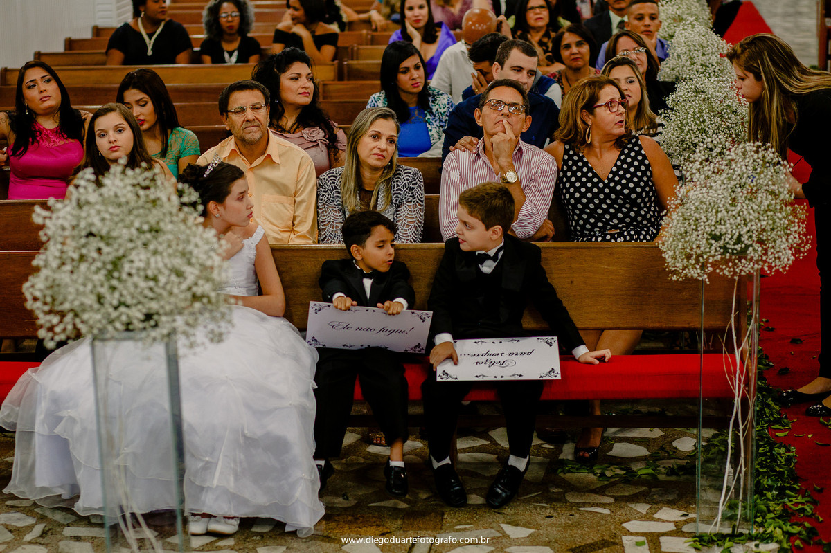 daminhas e pajem conversando no casamento rj, igreja evangélica,  casamento na igreja cristã, fotógrafo de casamento RJ, Tijuca, fotógrafo criativo, Rio de janeiro
