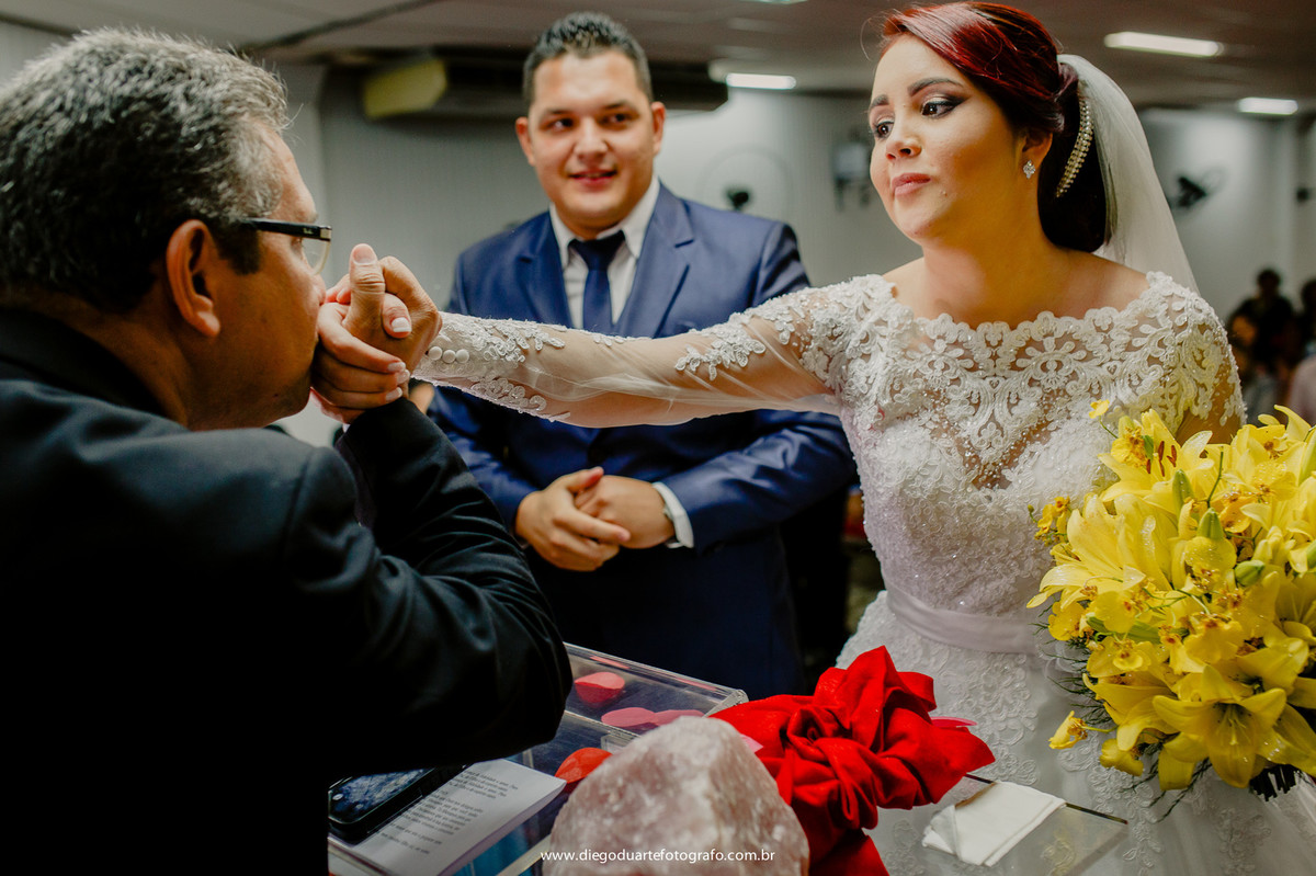 pastor, beijo na noiva, igreja evangélica,  casamento na igreja cristã, fotógrafo de casamento RJ, Tijuca, fotógrafo criativo, Rio de janeiro