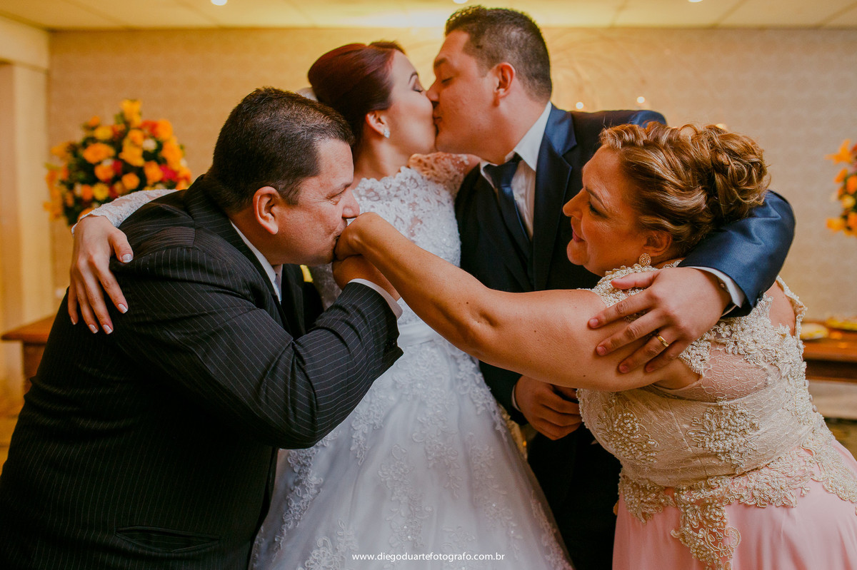 beijo do noivos, beijo dos pais , beijo em família, vestido de noiva