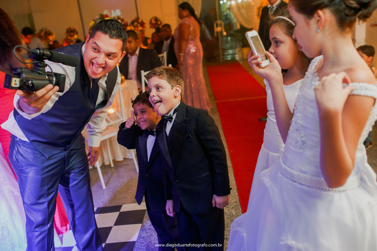 noivo brincando com pajem e daminhas, igreja evangélica,  casamento na igreja cristã, fotógrafo de casamento RJ, Tijuca, fotógrafo criativo, Rio de janeiro