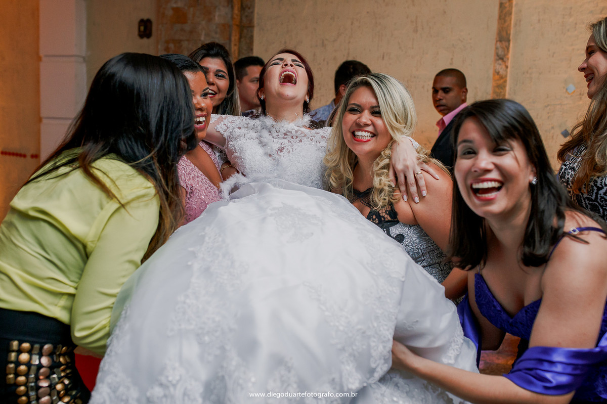 noiva no colo das madrinhas, sorrisos, igreja evangélica,  casamento na igreja cristã, fotógrafo de casamento RJ, Tijuca, fotógrafo criativo, Rio de janeiro